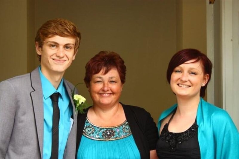 Hannah is pictured standing between her two teenage children, Jim on the left and Hannah on the right